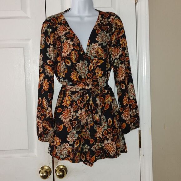 BeBop Floral Short Romper Jumpsuit V Neck Long sleeve Sz M NWT - Picture 1 of 7